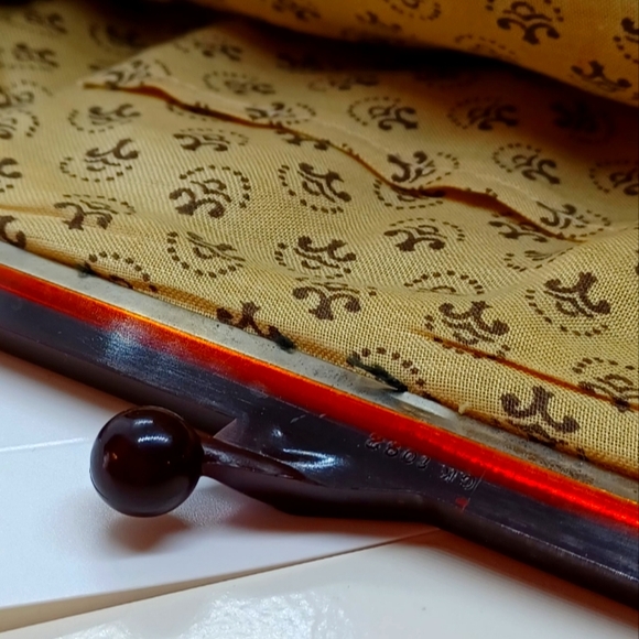 Vintage hand held clutch purse. - Picture 6 of 7